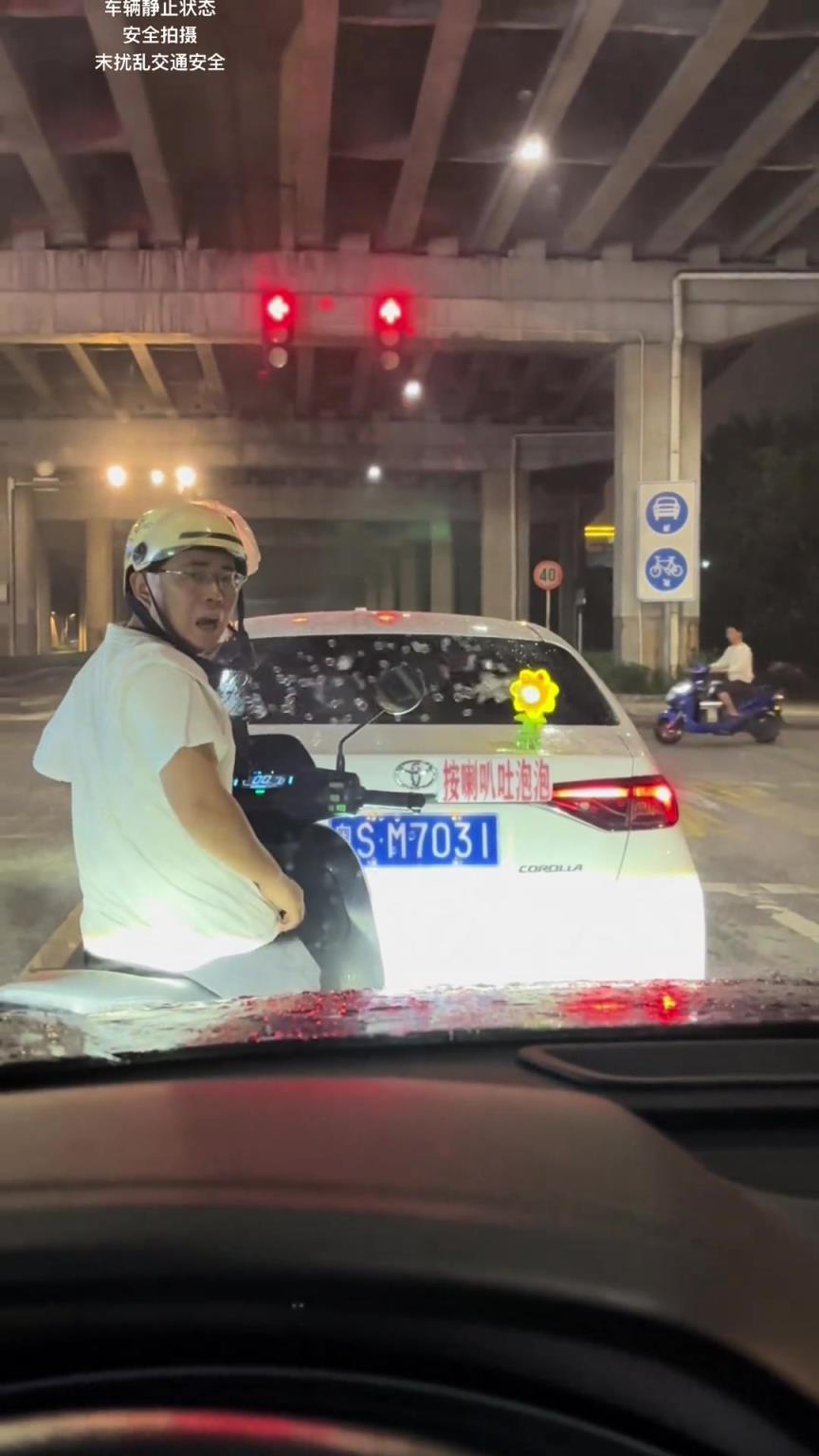 按喇叭吐泡泡？摩托車司機(jī)：好玩嗎？澆的是我