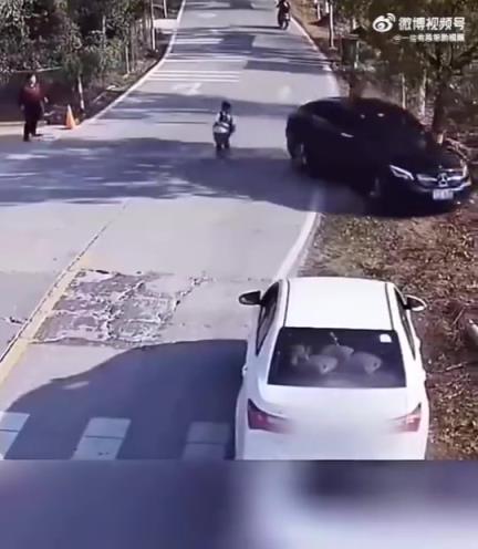 司机这会估计都吓得灵魂出窍了!!