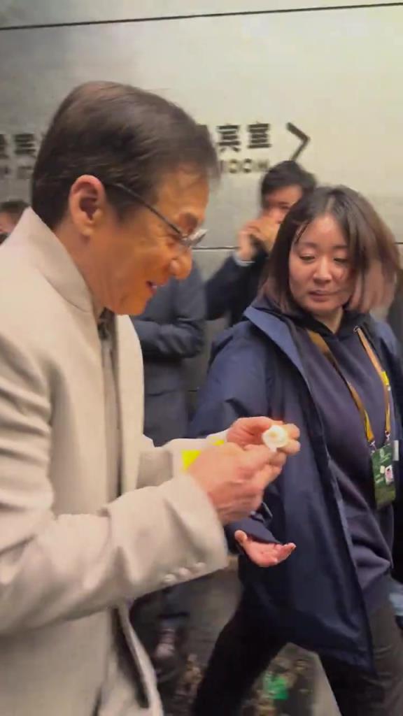 看到誰也不激動，看見成龍好枰然心動
