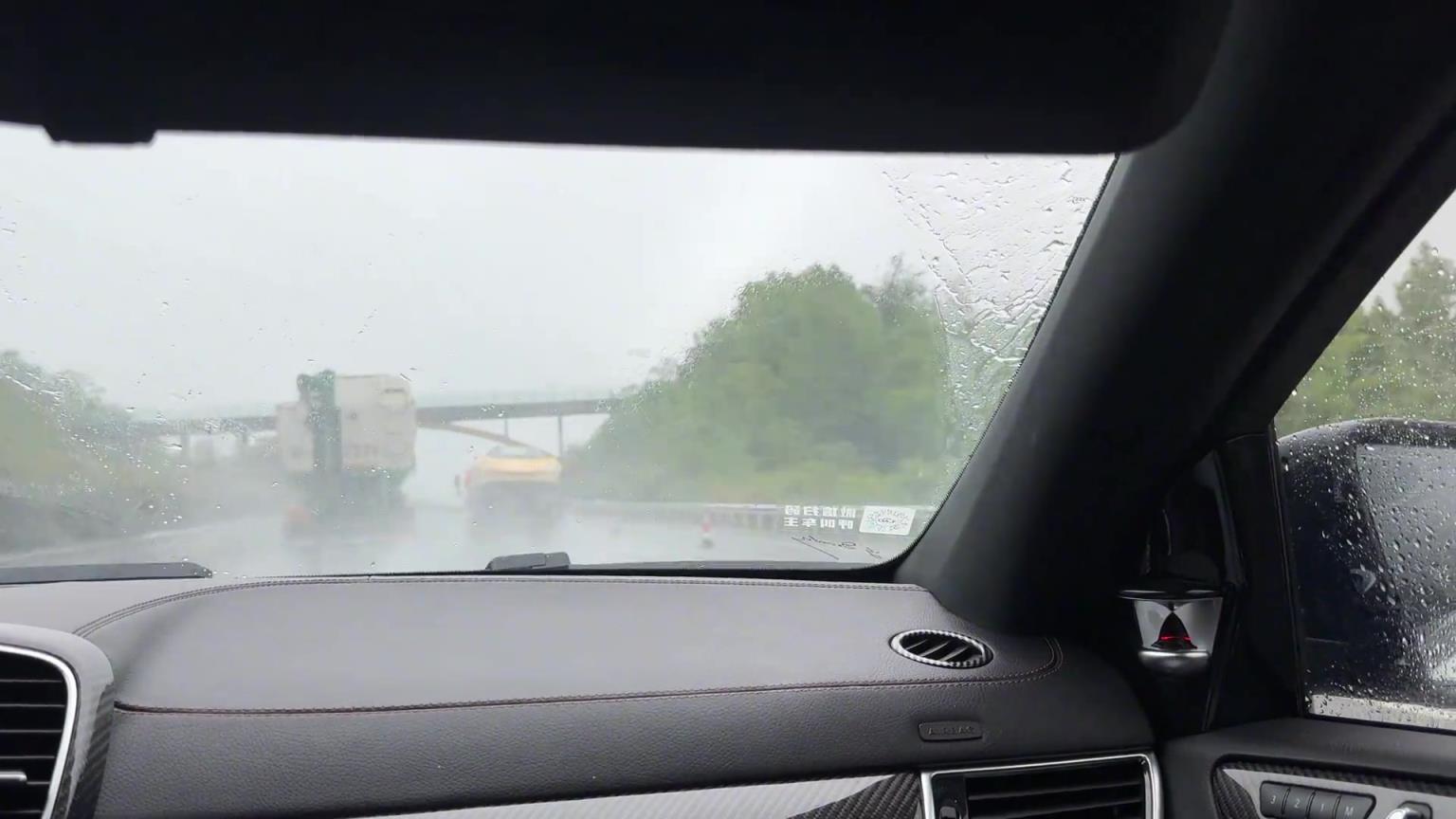 哪位老板的法拉利沒上牌就成泡水車了