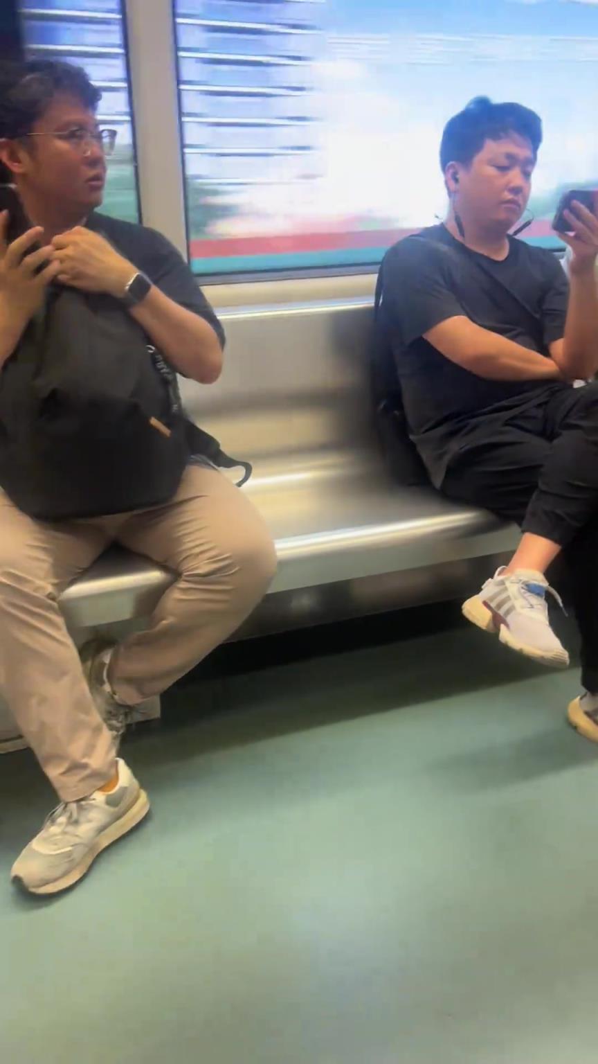 社牛大哥！喝醉酒了在地铁逮着人唱歌给他听