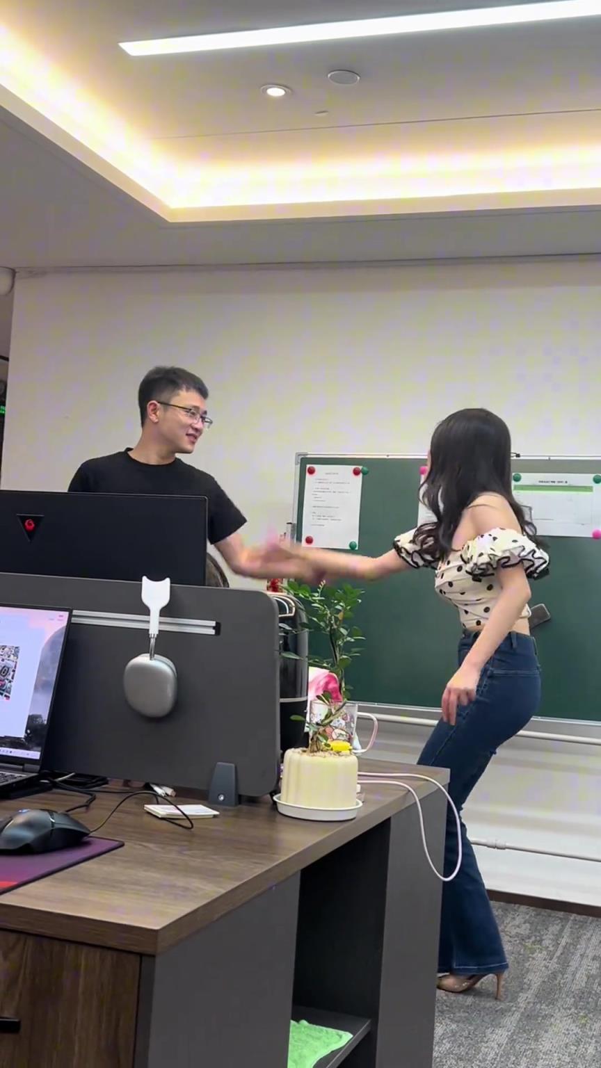 一般這種打打鬧鬧的，雙方多少是有點(diǎn)意思的！！