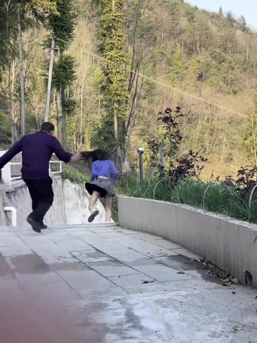 20好几了还要挨爸爸打的女生没几个了吧？！