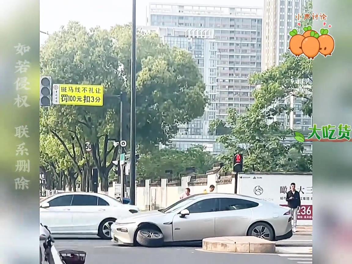 小车行驶中“崴脚”断轴,车轮外翻停路中间一动不动!!