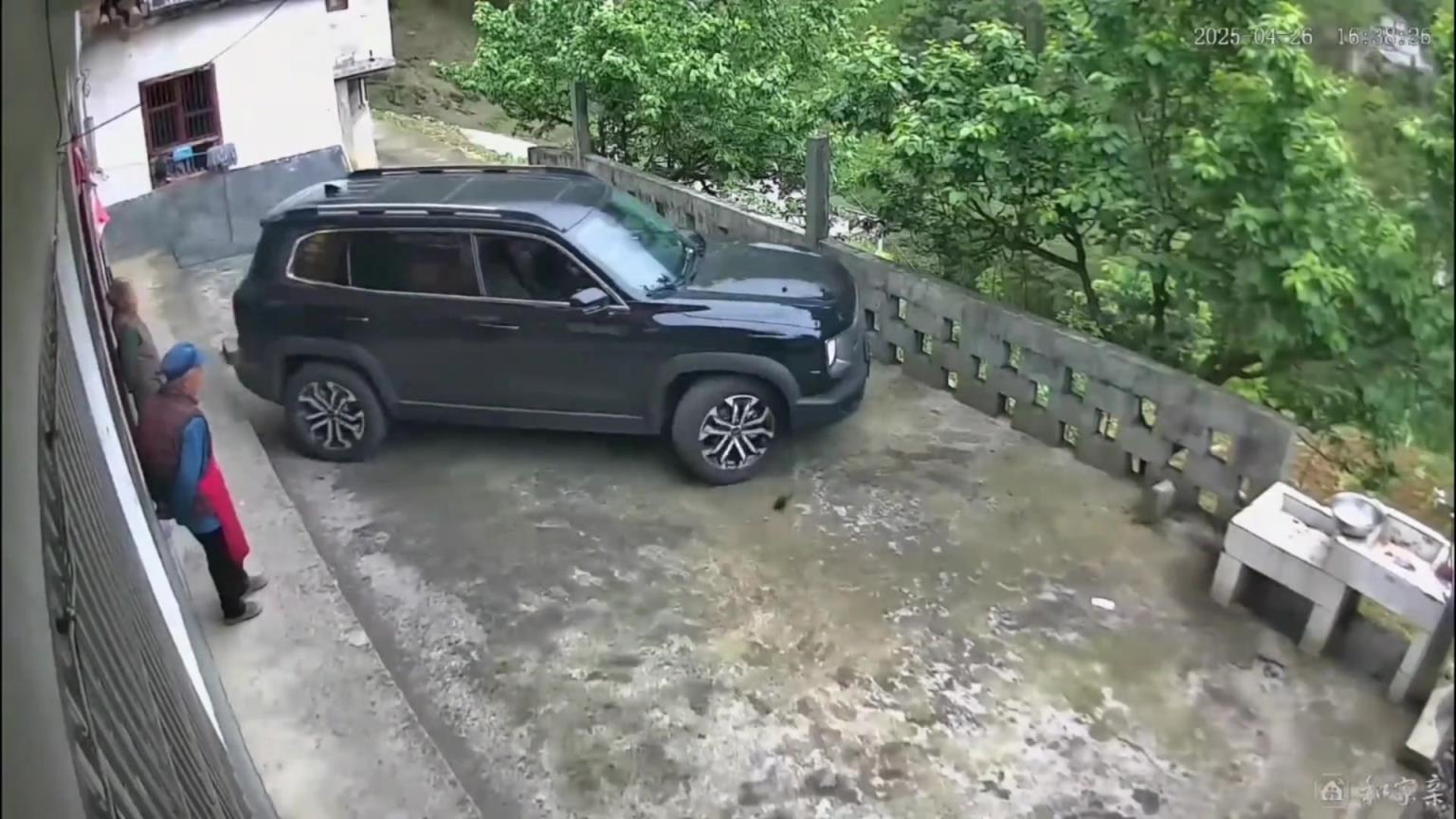 说他技术好吧，他不会倒出去，说他技术不好吧，能窄路掉头！