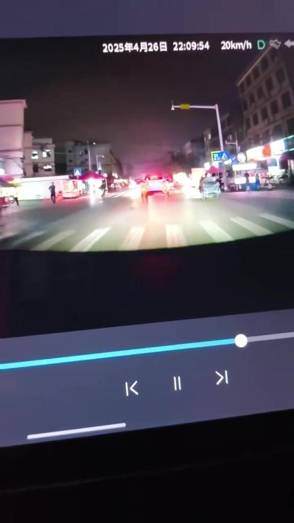 这真的不能怪司机，都是对面远光导致这边看不清...