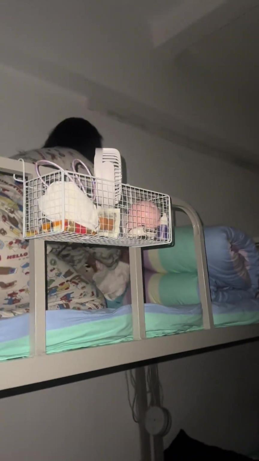人只有在干坏事的时候才不嫌累，室友半夜上厕所偷偷给她被叠上