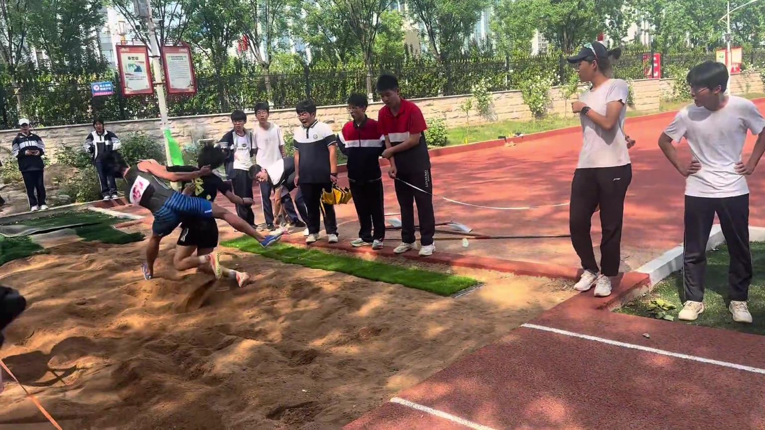 跳远比赛遇到冲进沙坑的同学！差点被整退役...