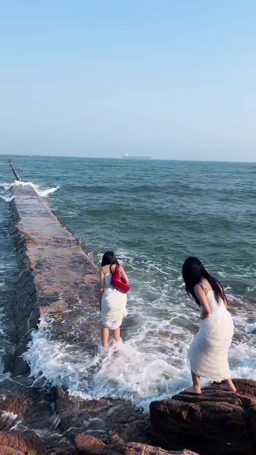 一生要出片的女人，再危险的地方也要冒险过去拍照
