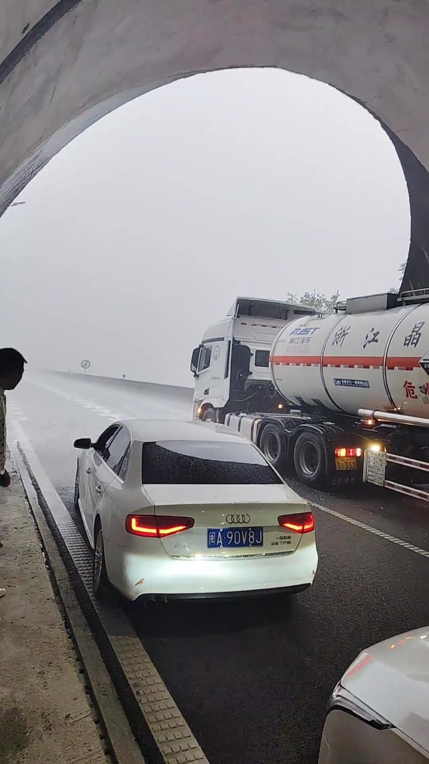 这冰雹下得只能在隧道躲着