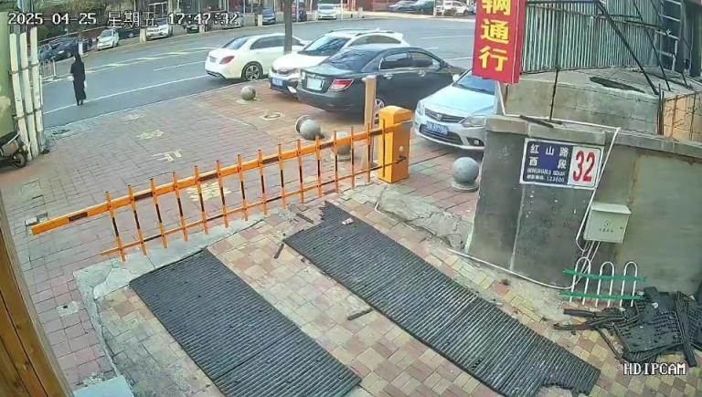 三轮大爷看呆了，没刹住车撞向女子！！