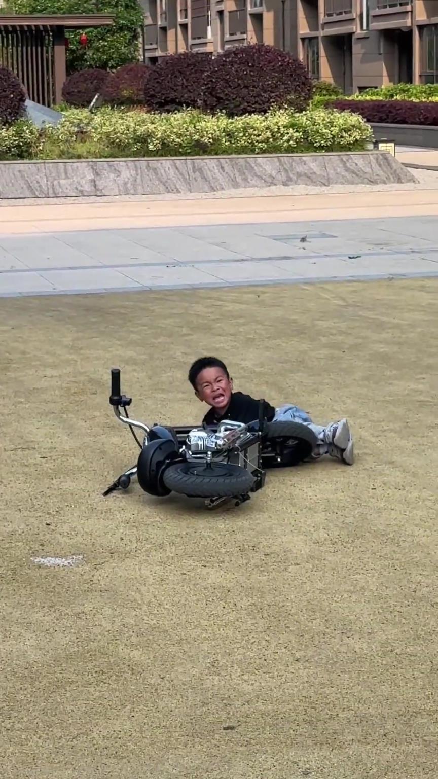 这是什么操作？这就是不认真骑车的后果