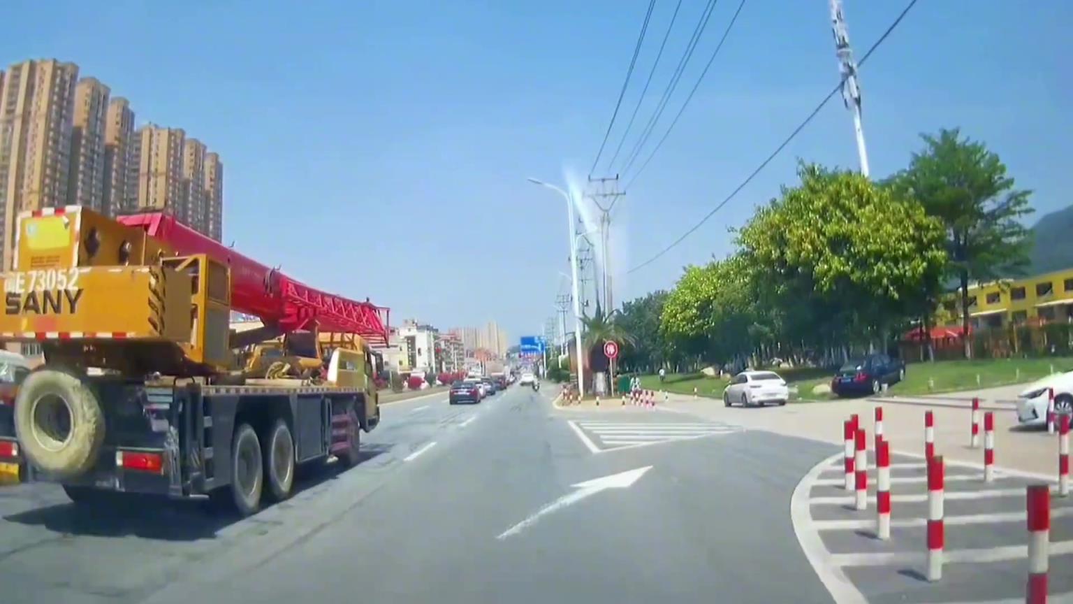面包车跨多车道拐过来，视频车差点没刹住...