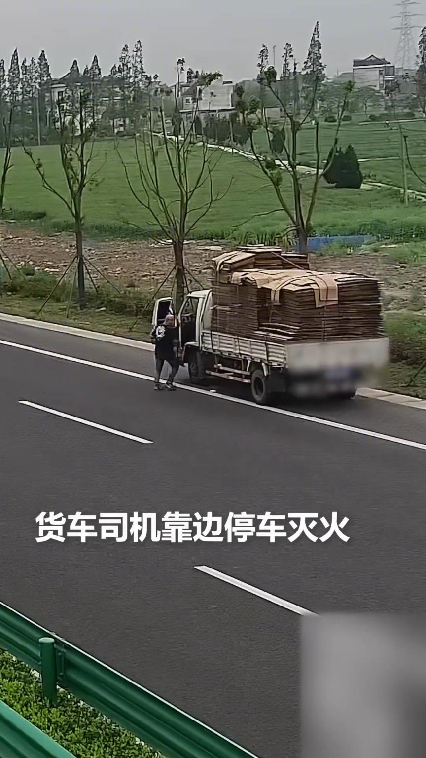 货车行驶中突然起火，混凝土搅拌车秒变“消防车，成功将火扑灭！