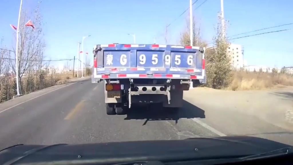 跟车太近，结果前车要倒车，这下都走不了了...