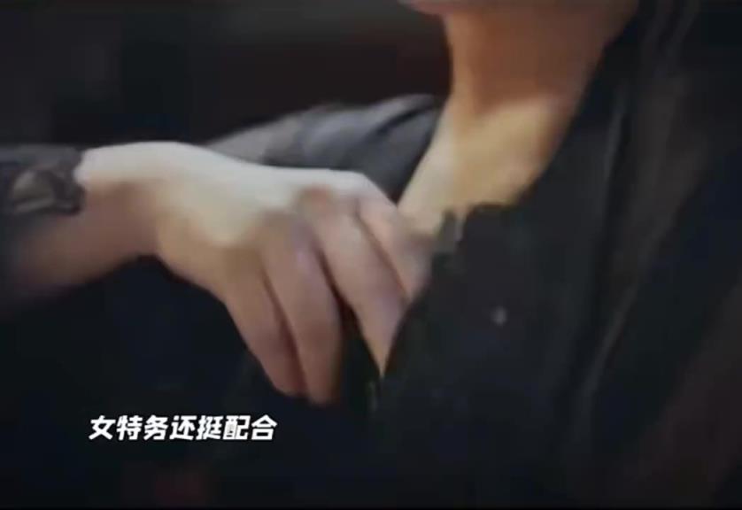强哥张颂文抓了个美女特务，老婆在旁边 差点上手了！