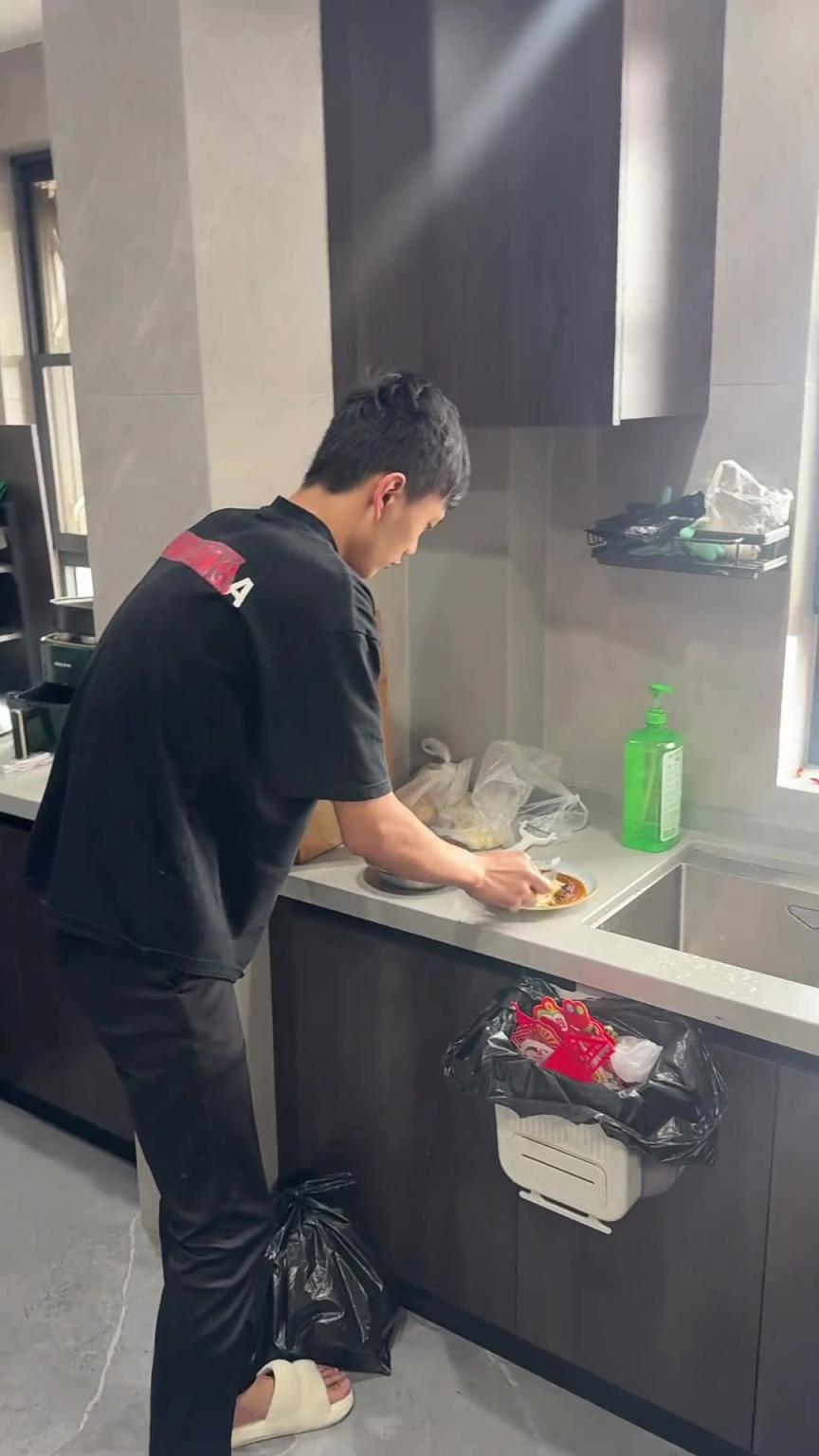 当家里只有一双拖鞋的时侯，鞋：这家没我得散