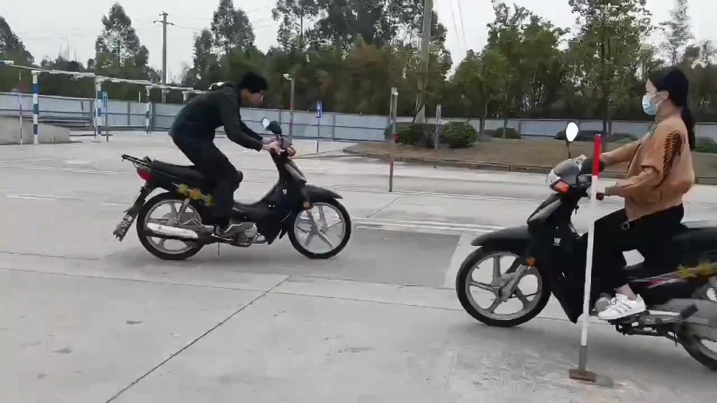幸好全面有挡的，要不然他想走捷径！！