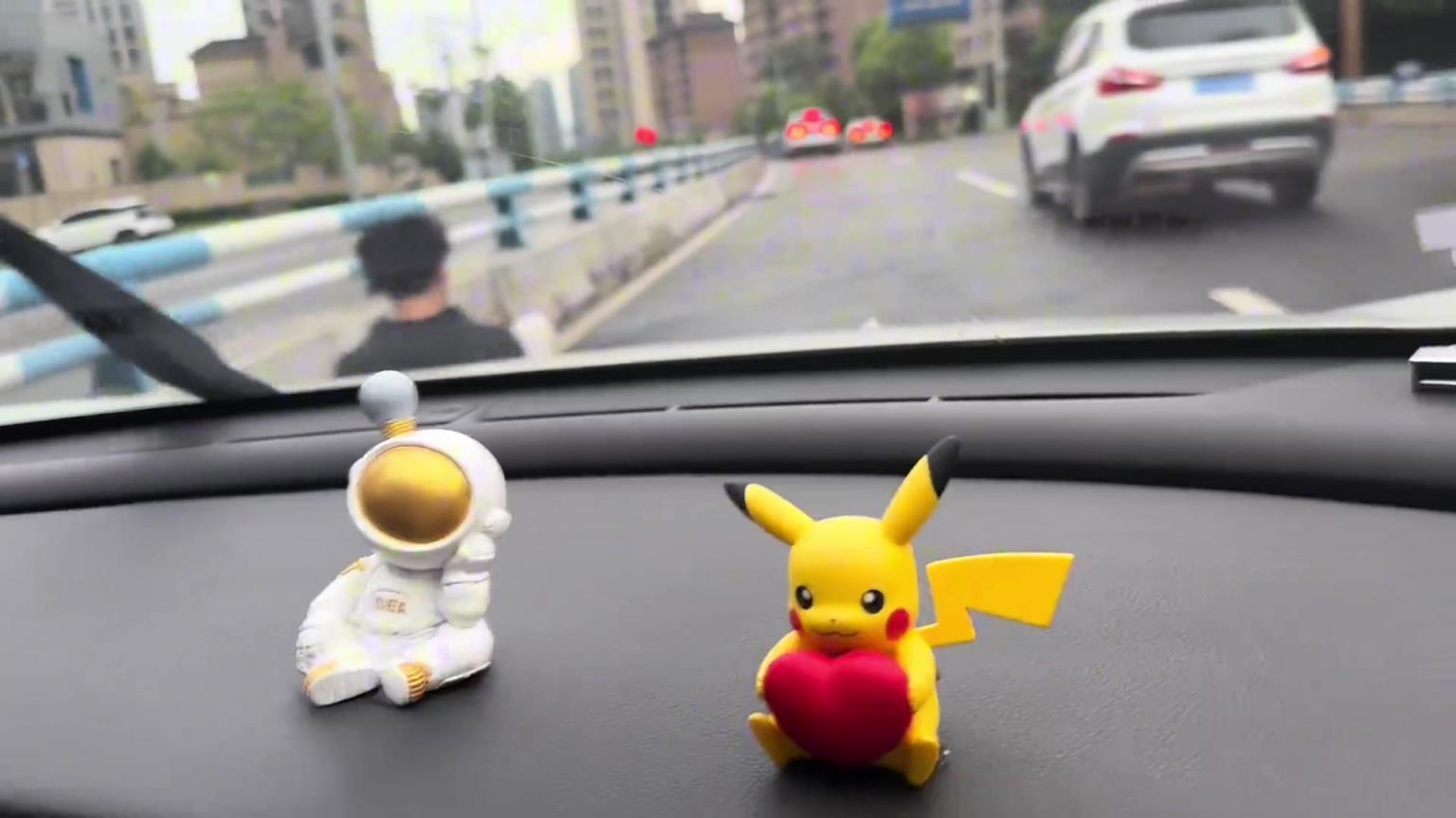 大哥開卡丁車走路中間還突然急剎，后車差點沒剎住