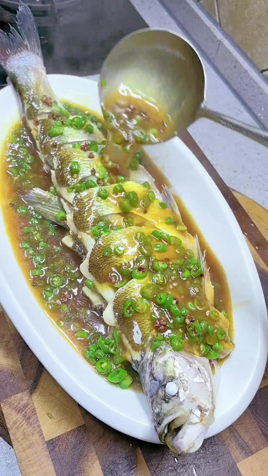 白条鱼跳水做法，肉质细嫩杭椒清香味，鲜而不辣挺好吃的