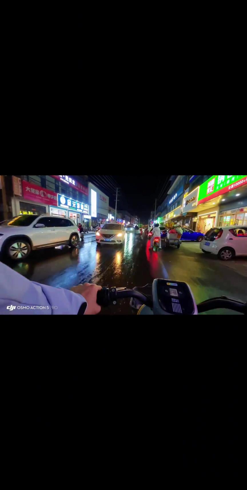 雨天路滑开慢点，别这么勇。