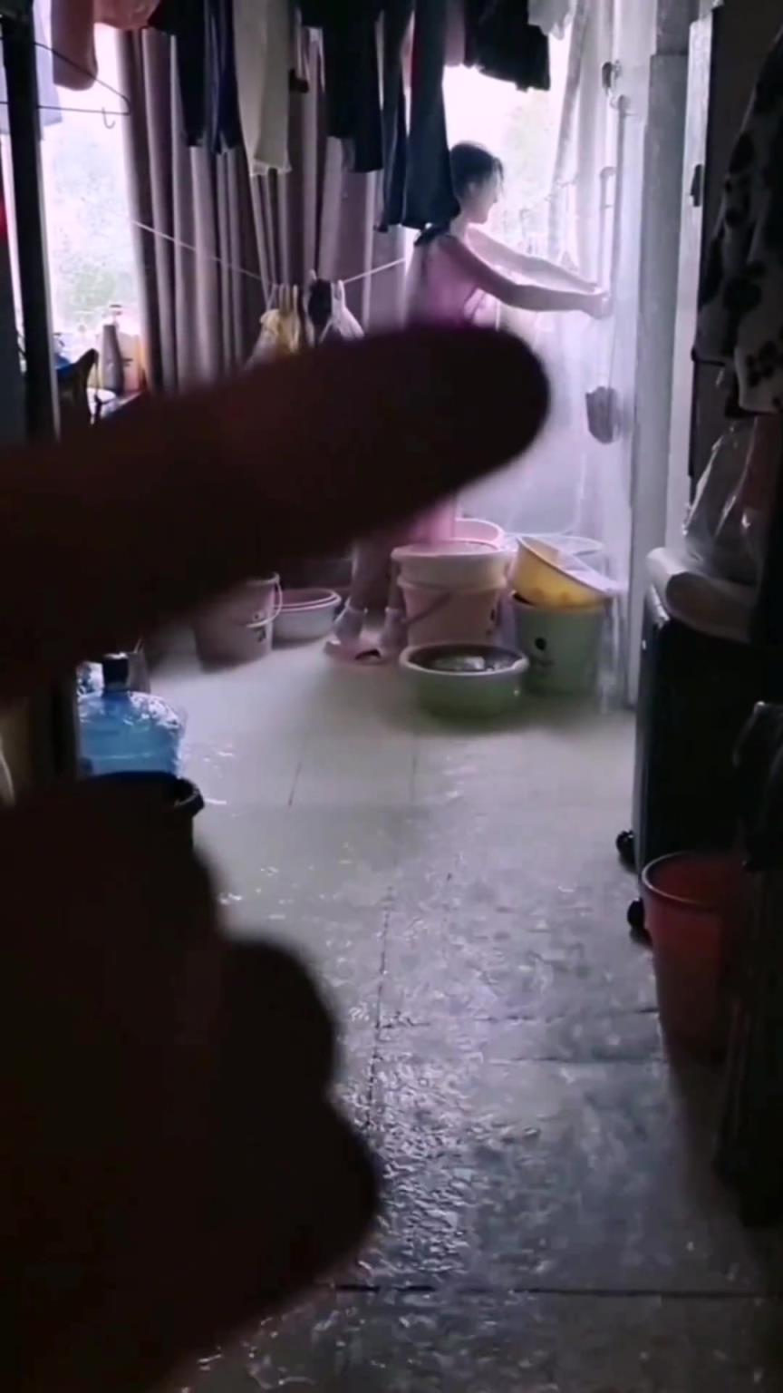 她这衣服，见不得水啊... 变透明了
