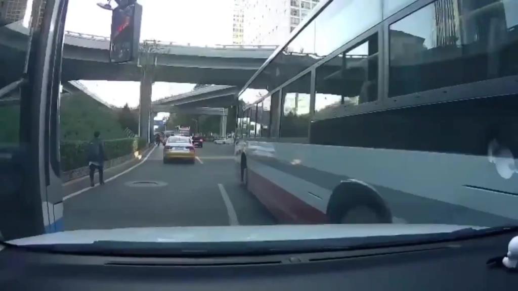 公交车硬核别车，小车被夹中间不知如何应对