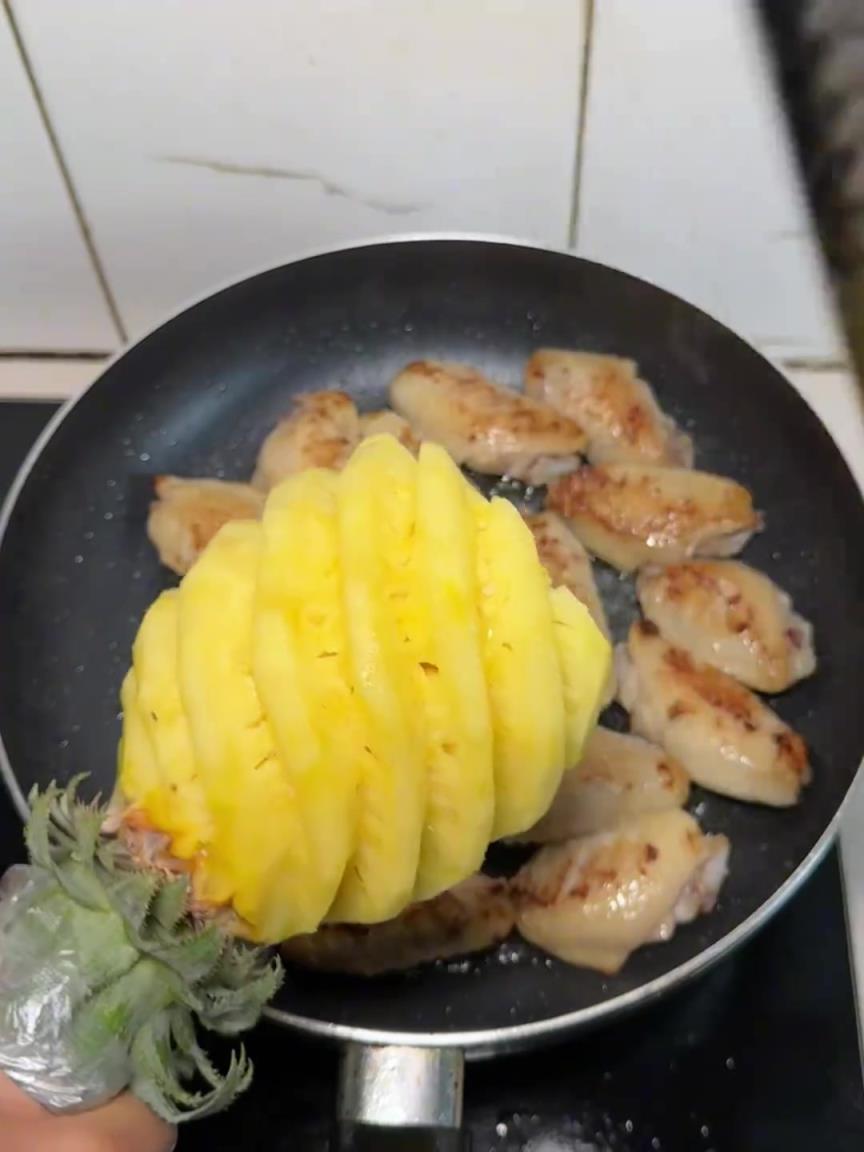 幸福有很多种 ,有人给你做菠萝鸡翅是其中一种.