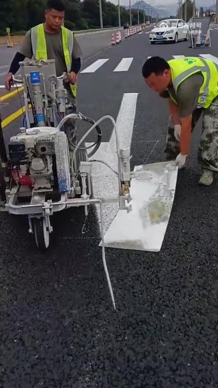 原来公路上的标线是这样喷漆的！！
