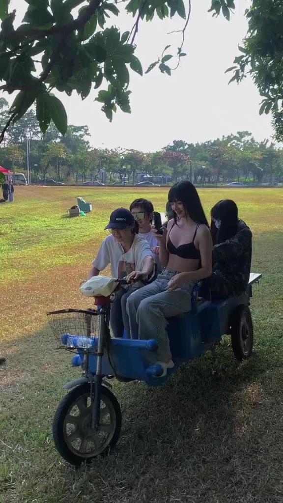 這車都能開進水里啊？女司機的駕駛技術(shù)還需提升呀！
