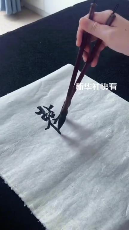 学过书法和没学过的都惊呆了！博主一手两笔同时写字