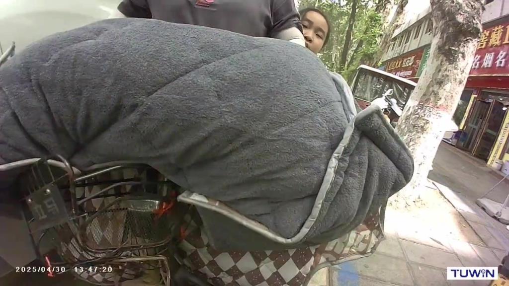 虽然妈妈不对，但小女孩有礼貌知道鞠躬，可以原谅