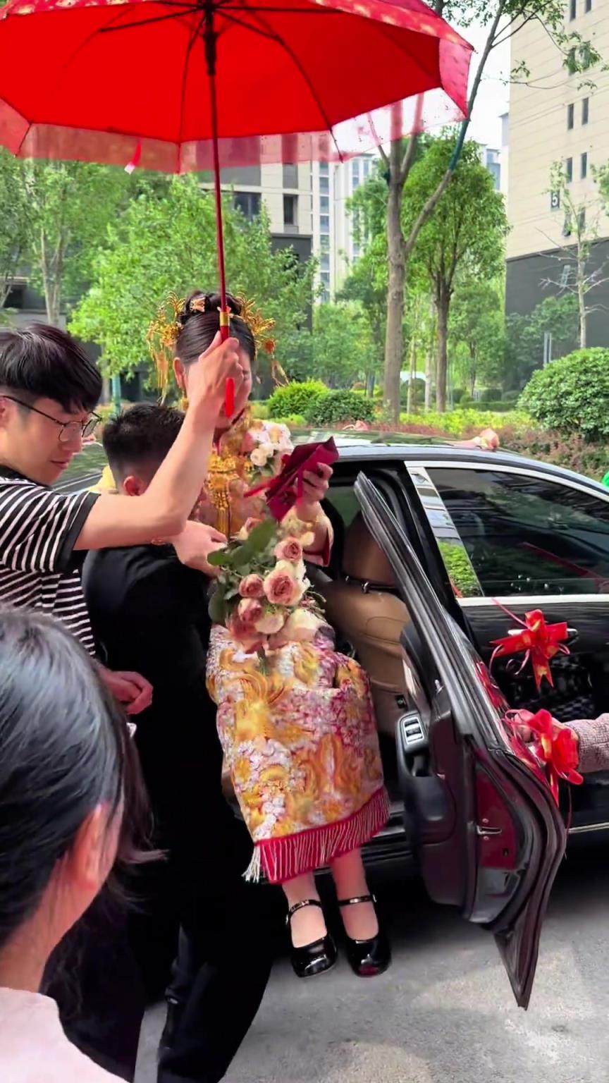 那倆老太太還知道搶新娘手里的，知道那個紅包大??！