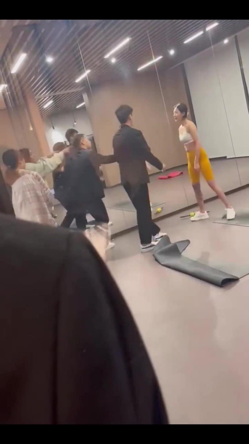 这个女生看着很霸气，下手真狠！！