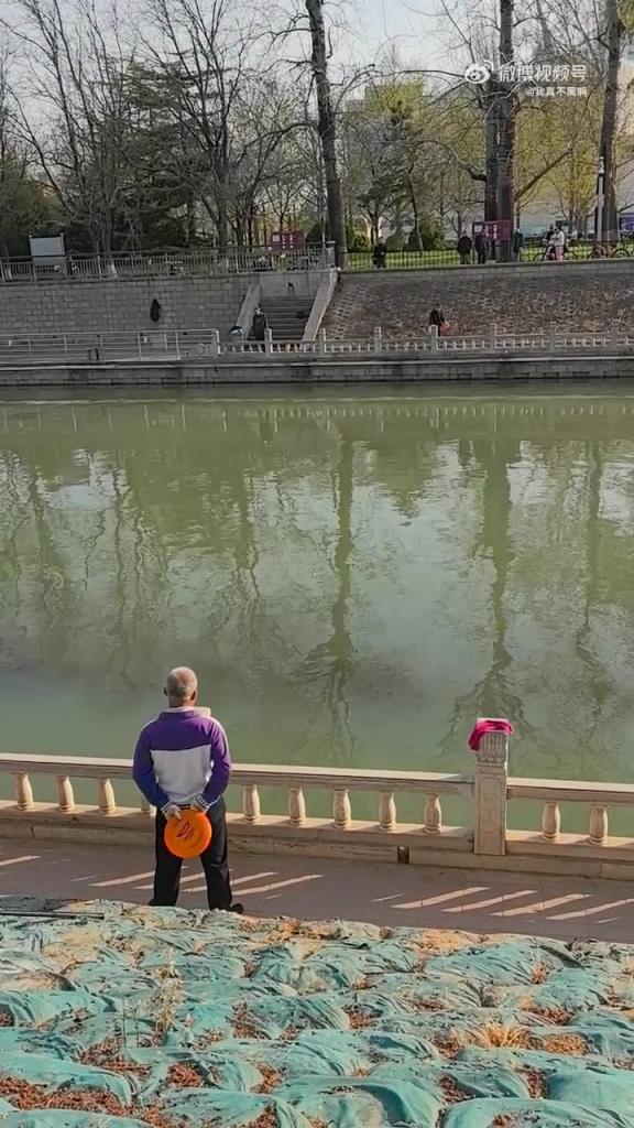 這才是飛盤的正確玩法嗎？怎么大爺玩的飛盤這么松弛啊