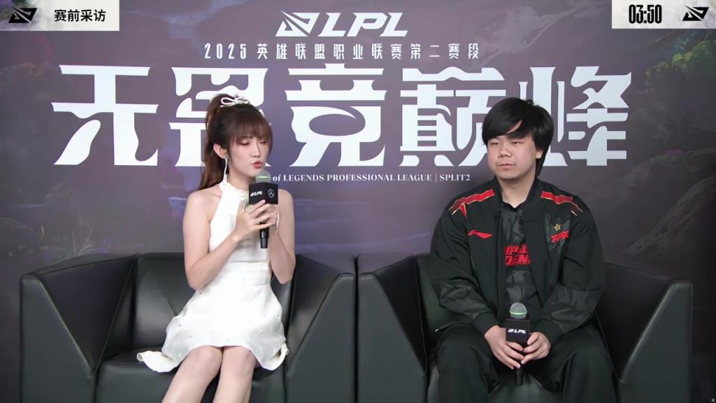 清純度拉滿！夏安白色無袖裙亮相賽前采訪環(huán)節(jié)