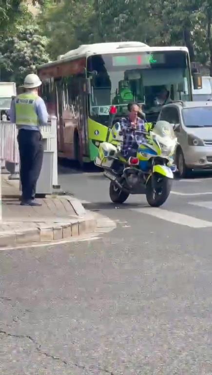 大爺這是要試騎警車?。?！