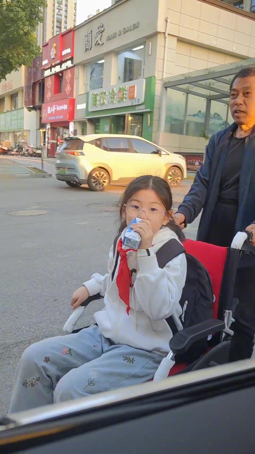 有這大孫女，爺爺原本需要一年康復的至少得提前半年