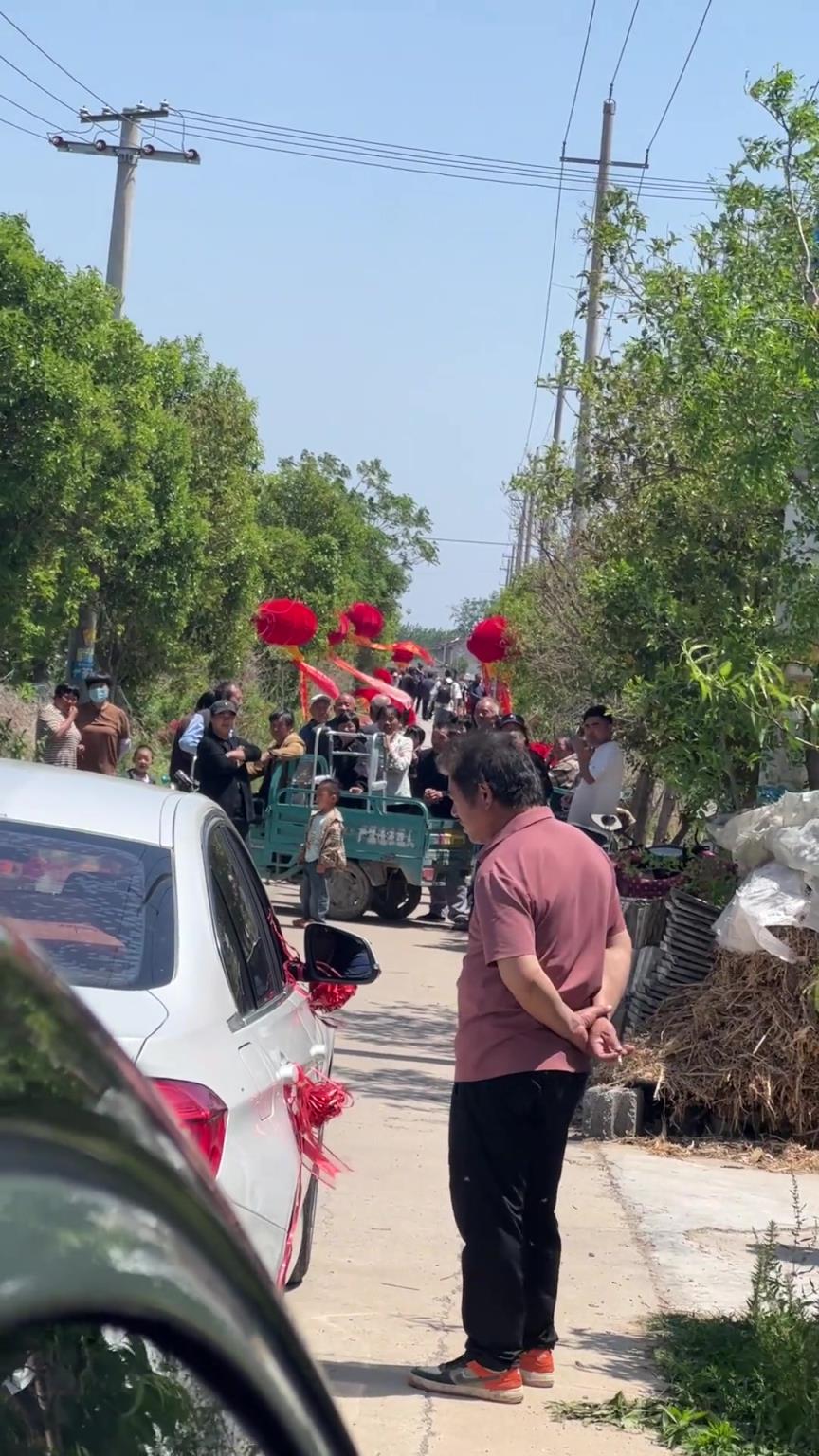 結婚那么多隨隊的，都是看熱鬧的？