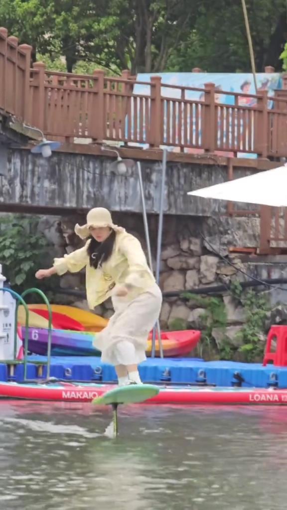 这居然没掉水里，女生有点实力啊！！