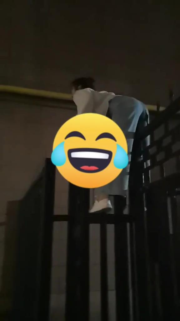 女生翻围栏裤子差点被戳穿！！