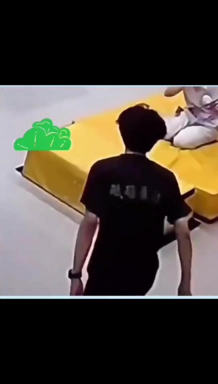 这是衣服被扯断了？？