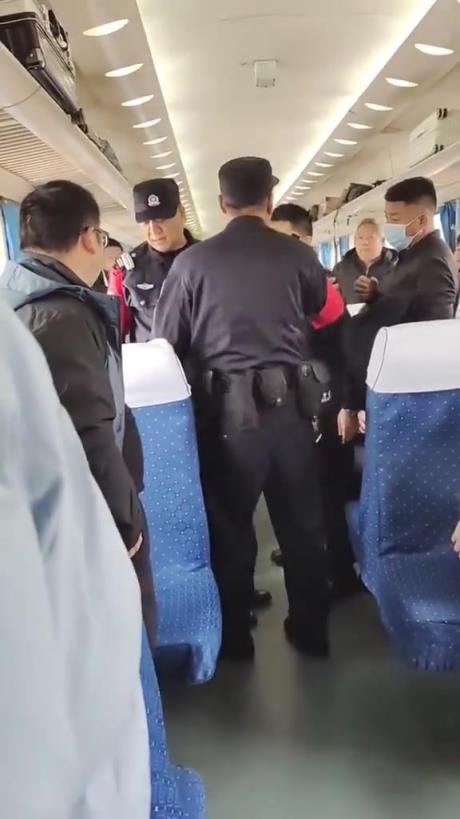高铁女子占用他人座位不让，不听话只能这样了！！
