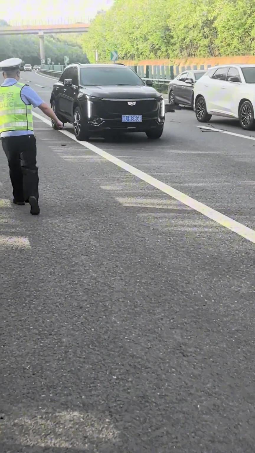 快速清除突发“危险”路障 确保行车安全，也要注意自身安全