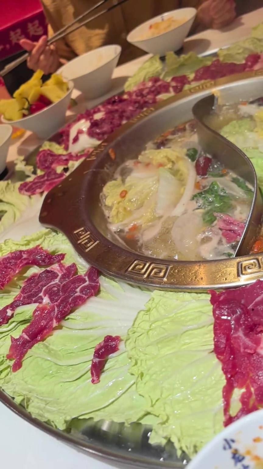 女生在小龙坎用餐，竟然在菜品中发现了蛆！