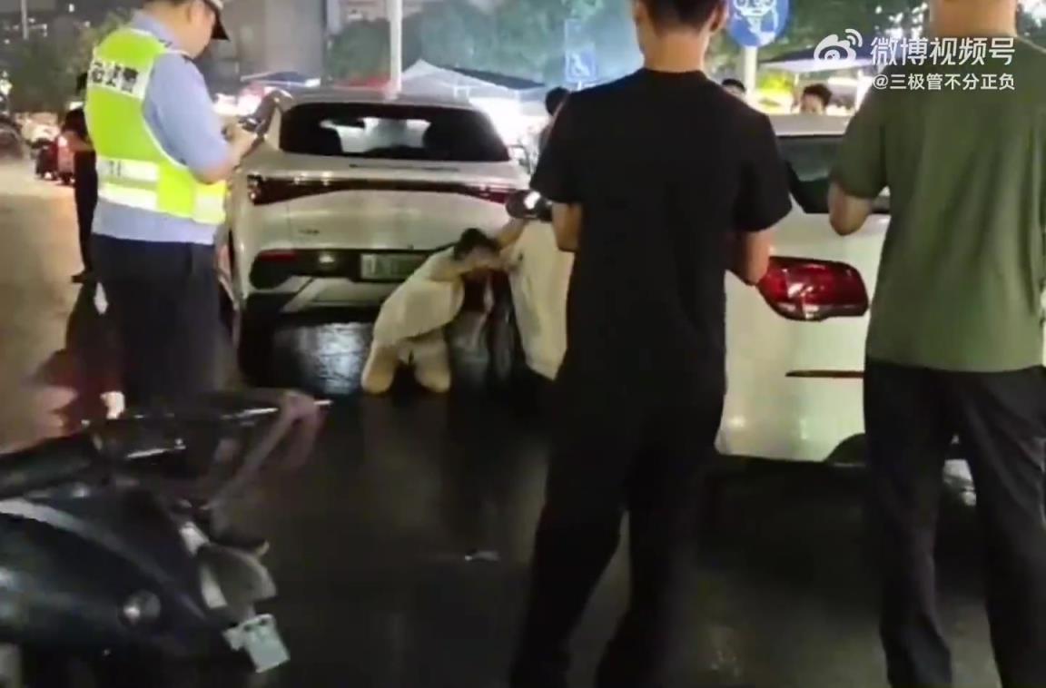 只是轻微剐蹭，大姐这是闹哪出…