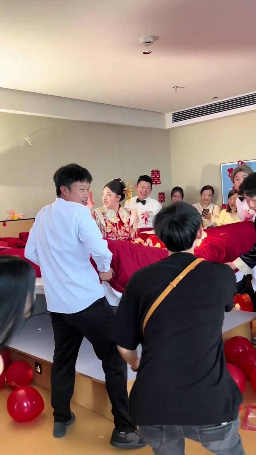 今天的伴郎团为了找鞋太给力了！