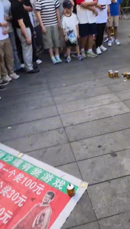 篮球都撞的弹起来了 里面估计都不止沙子了