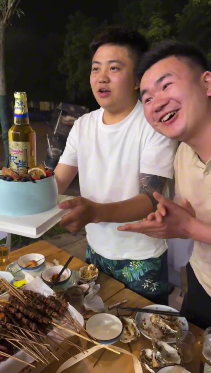 眼神里没有祝福，只有整兄弟的坏笑！！