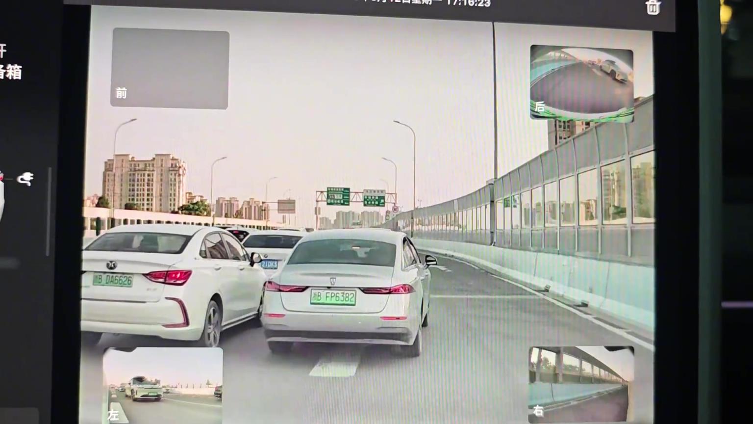 明顯這車不讓他，不知道換下一輛嗎？！